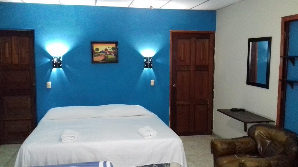 Hostal Dona Marta San Salvador Pokoj fotografie